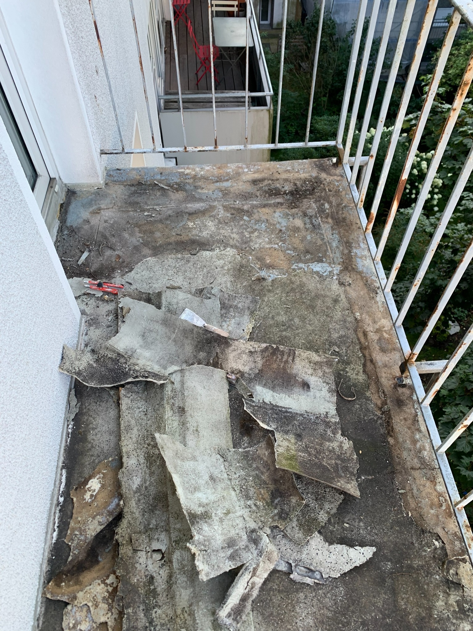 Schadhafter Balkonboden nach dem Öffnen des alten Aufbaus