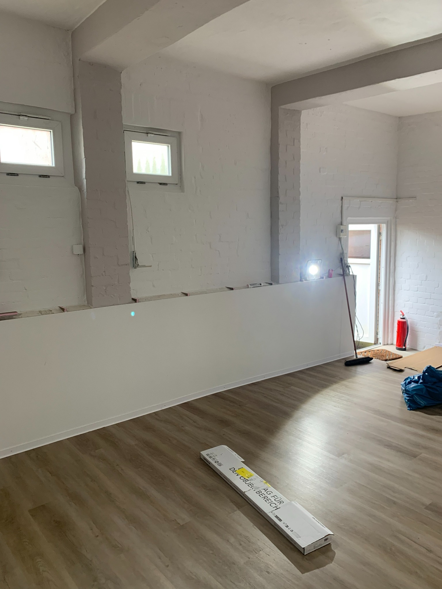 Fertig renovierter Kellerraum mit neuem Bodenbelag
