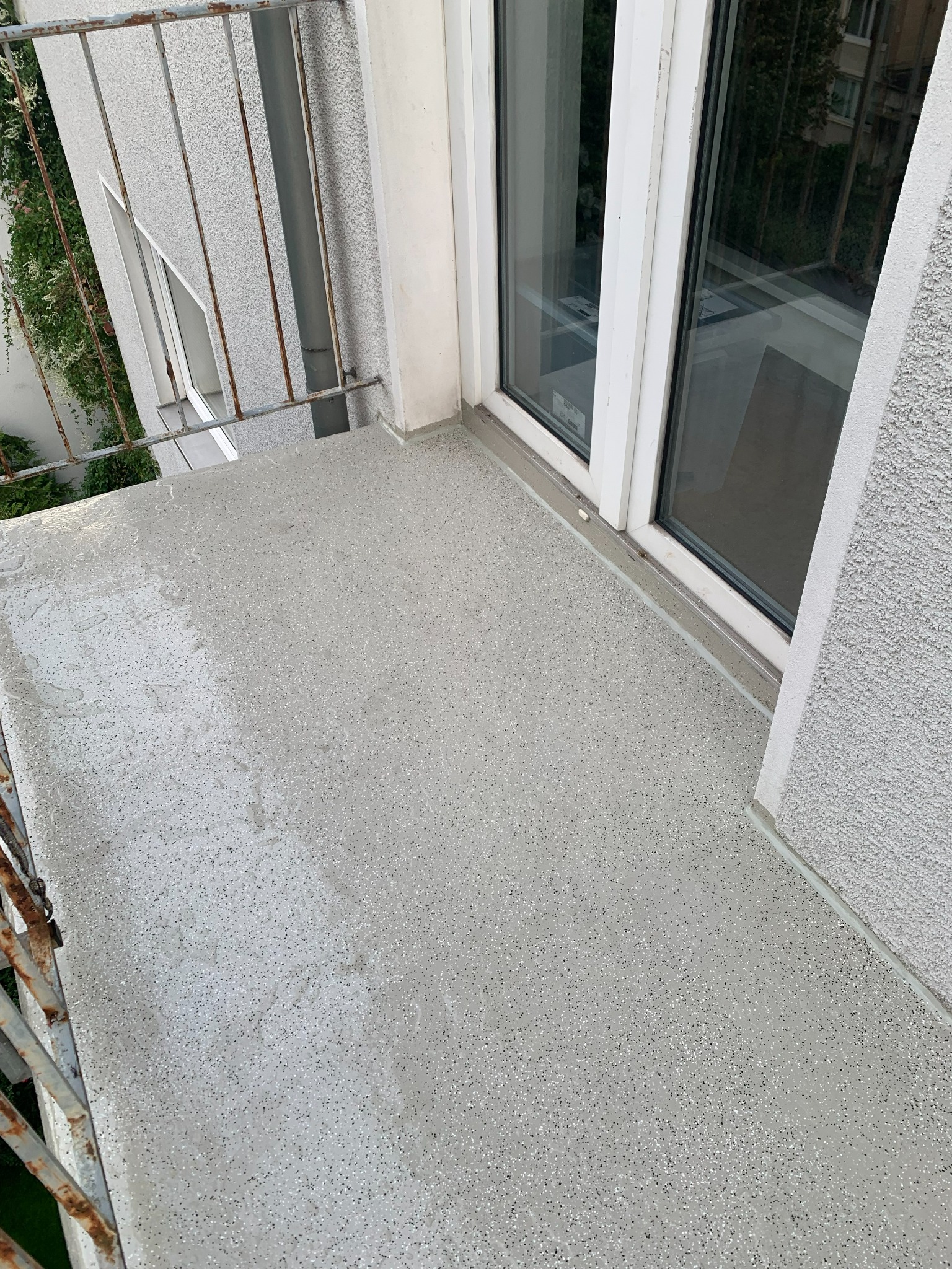 Fertig beschichteter Balkon mit sauberen Tür- und Randanschlüssen