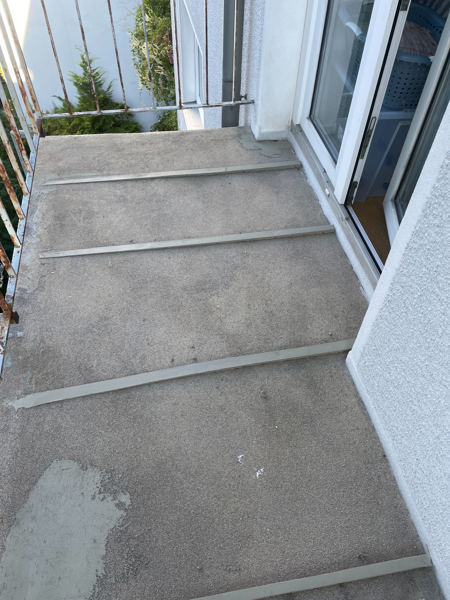 Sanierter Balkon mit neuer widerstandsfähiger Beschichtung