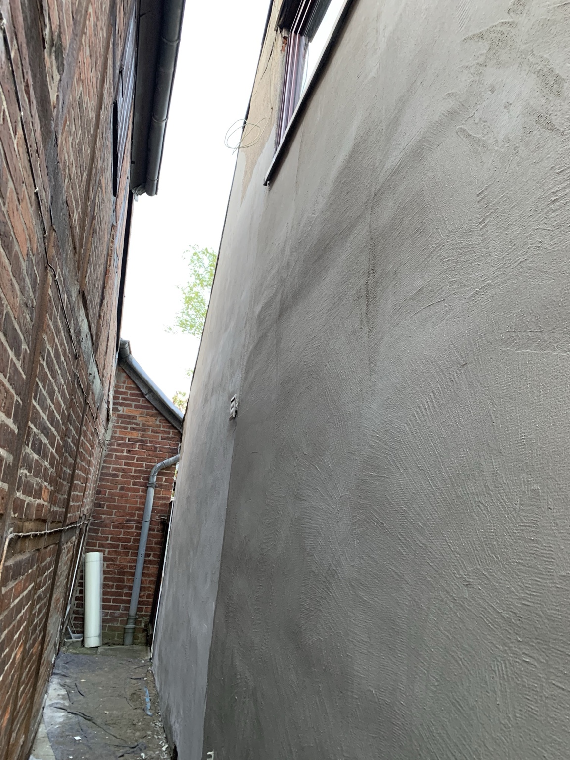 Fertig instand gesetzte Putzfassade im Gebäudespalt