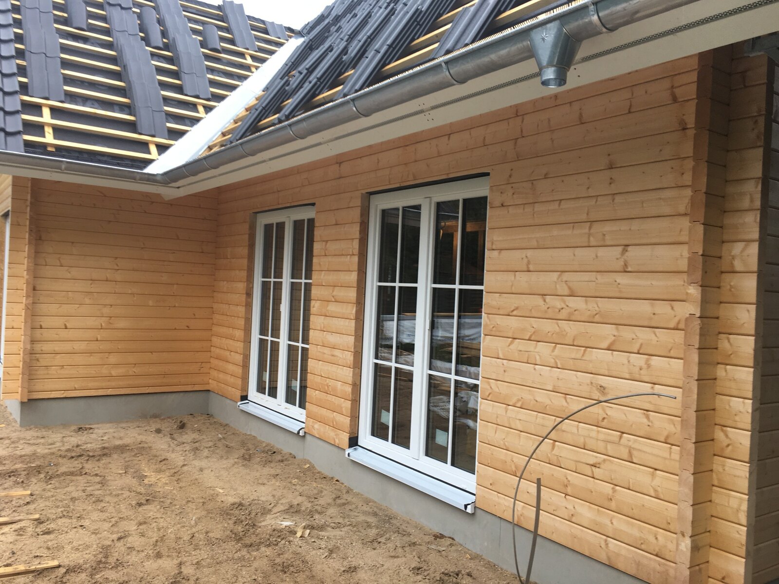 Neue unbehandelte Holzfassade vor der Beschichtung