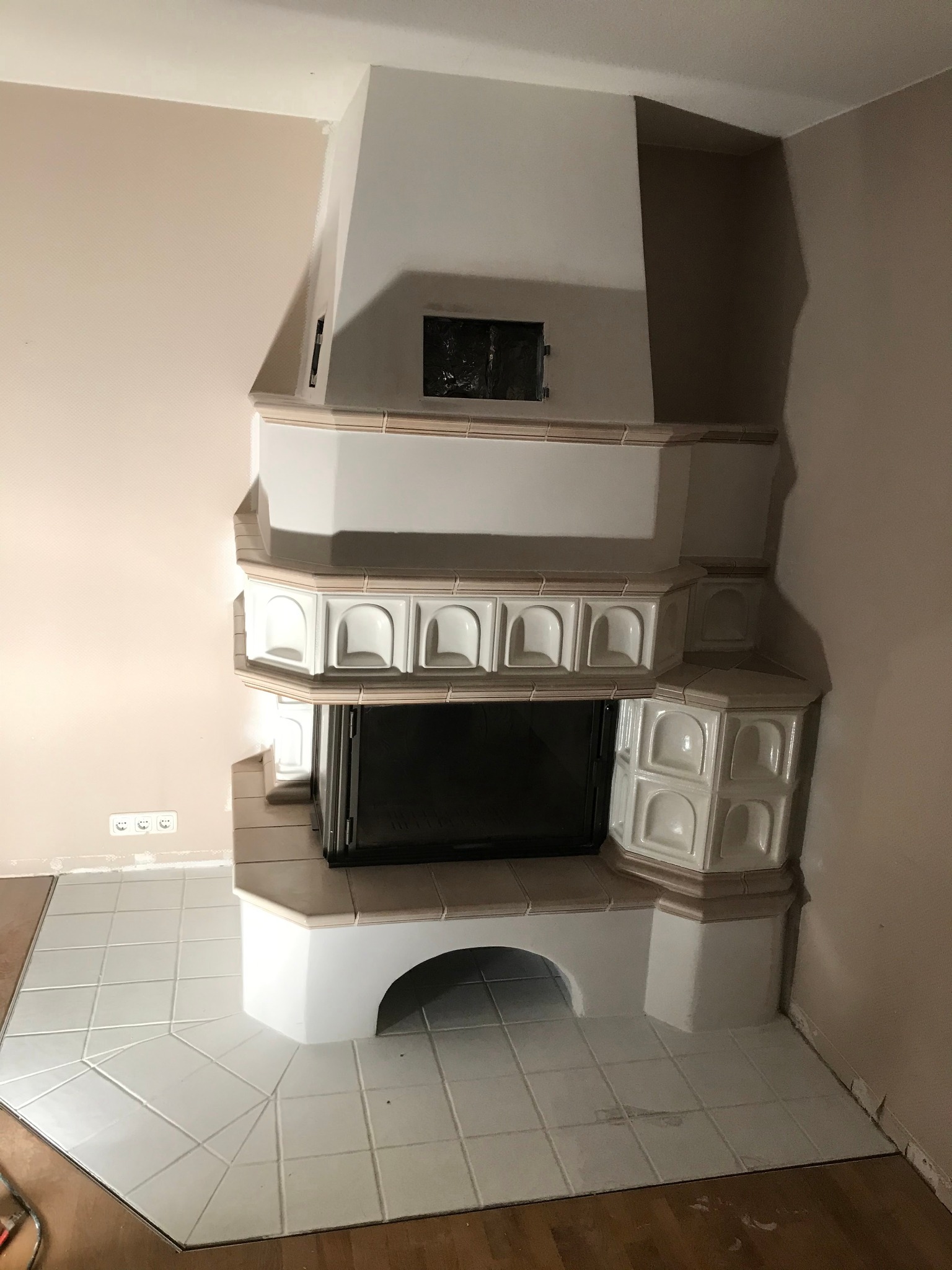 Fertig überarbeiteter und hell beschichteter Kamin