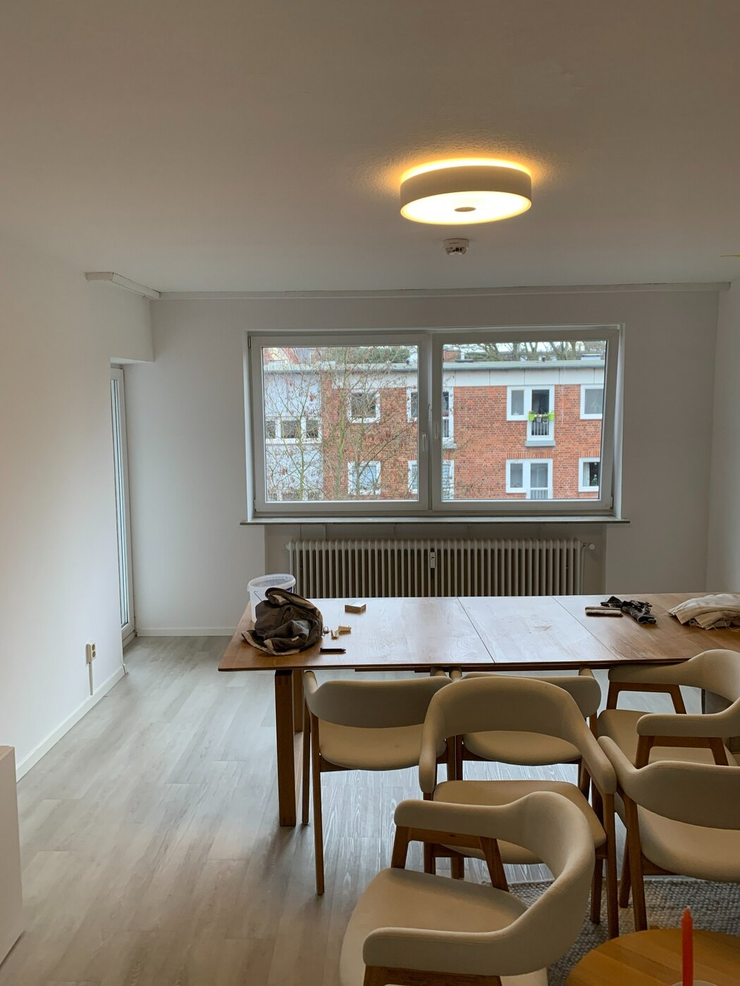 Fertig instand gesetzter und hell beschichteter Wohnraum