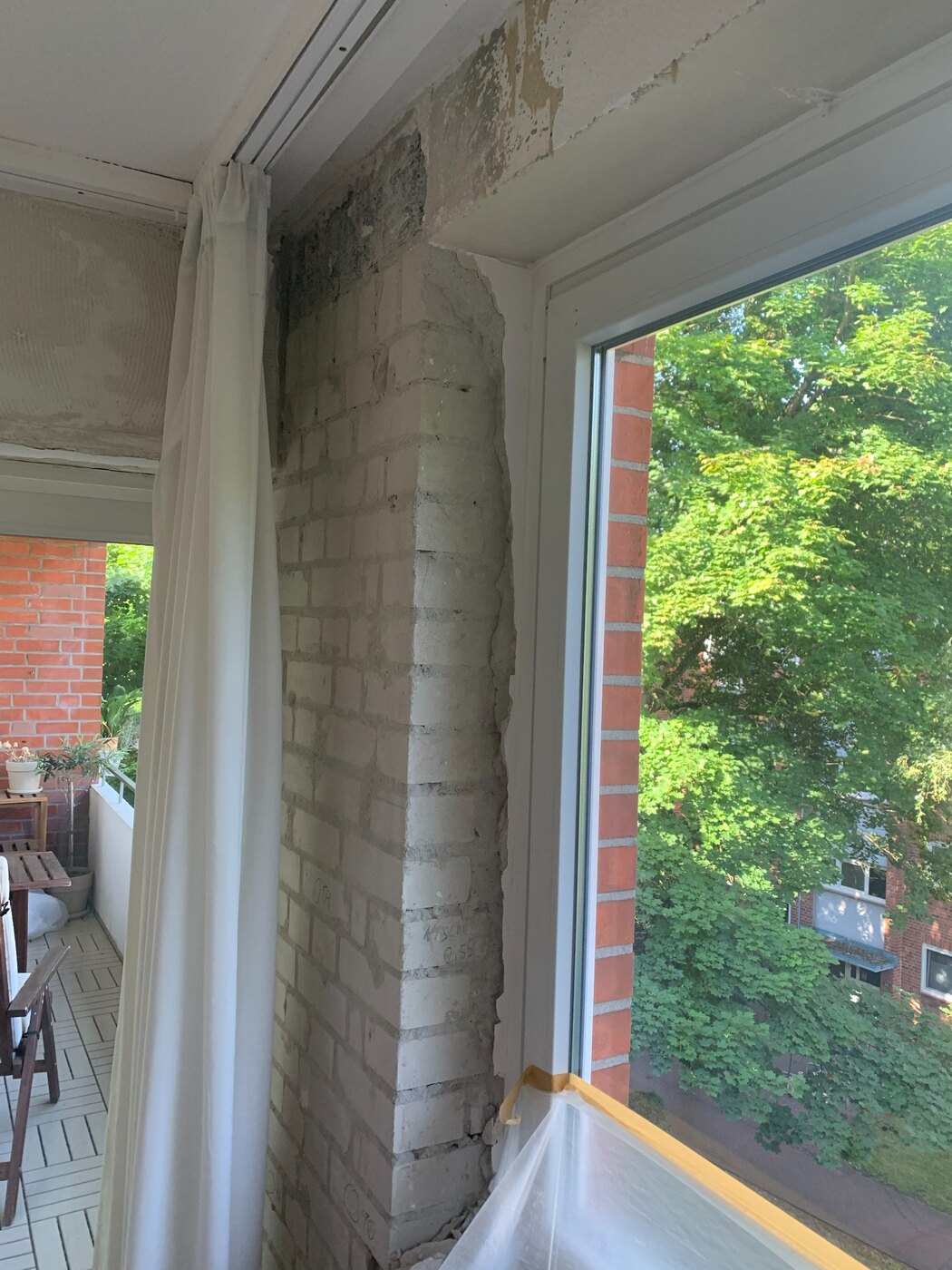 Freigelegte Wandfläche neben dem Fenster vor der Sanierung