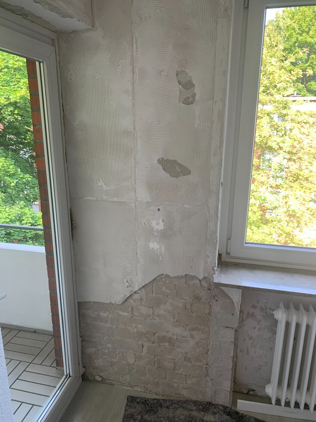 Schadhafte Wandfläche nach dem Entfernen alter Beläge