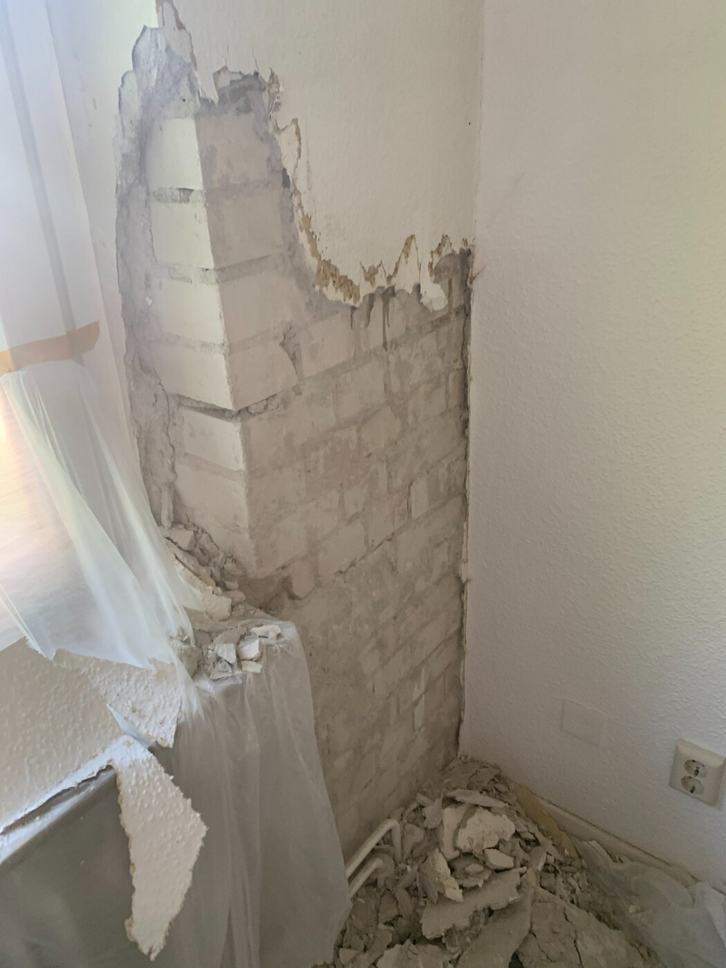 Beschädigter Wandaufbau vor der Instandsetzung