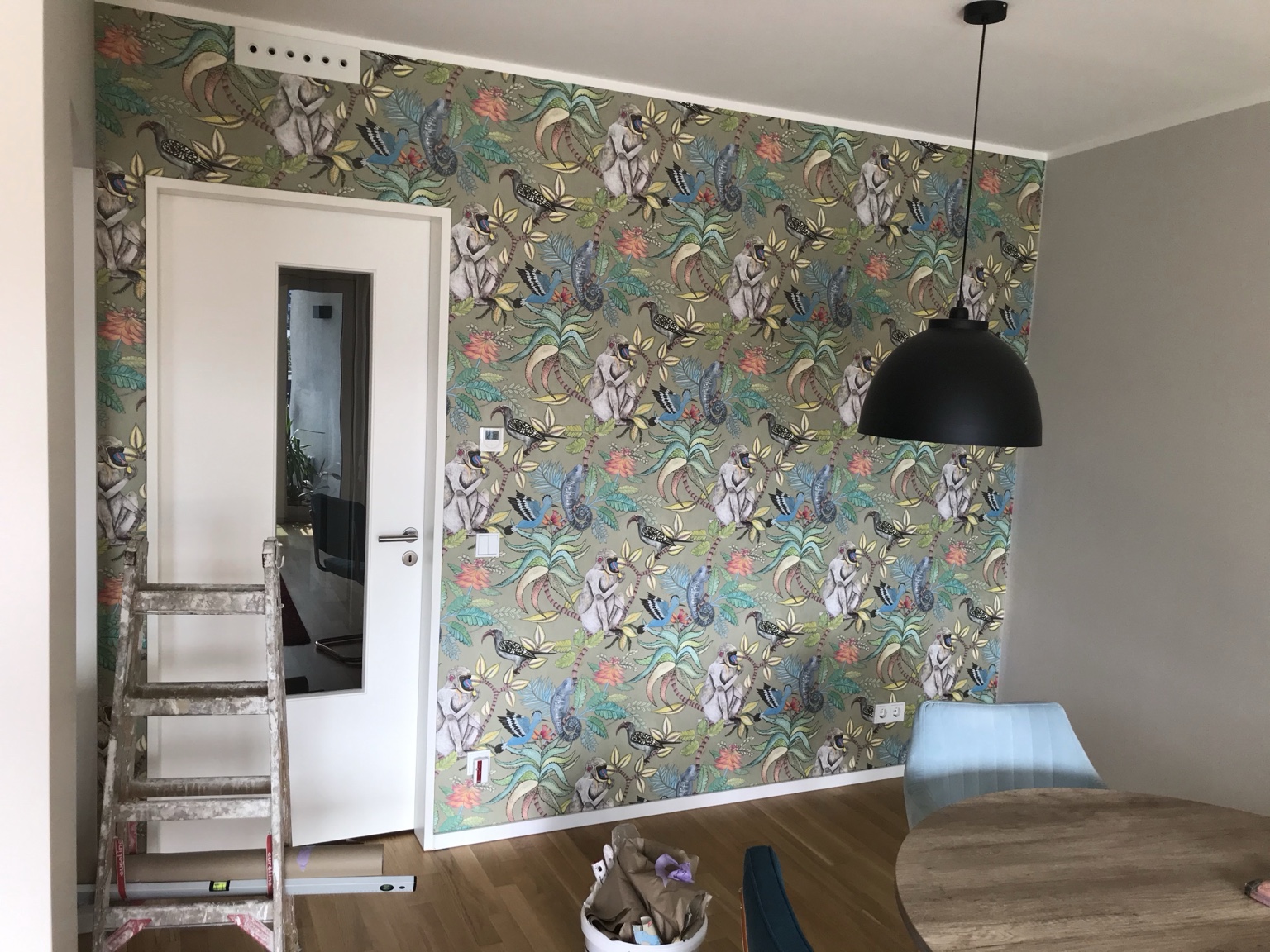 Fertig tapezierte Akzentwand mit großformatiger Dschungel-Mustertapete